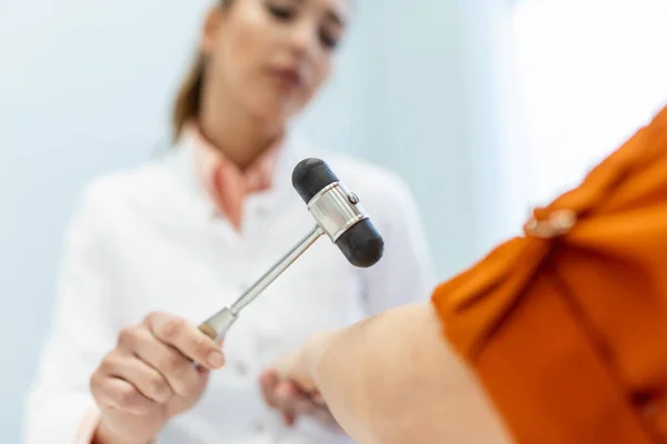 Νευρολογική Εξέταση Νευρολόγος Δοκιμάζει Αντανακλαστικά Γυναίκα Ασθενή Χρησιμοποιώντας Σφυρί Διαγνωστική — Φωτογραφία Αρχείου
