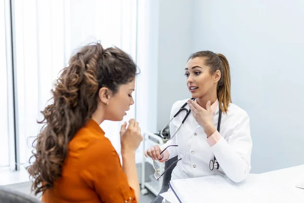 Klinikte Doktor Ziyaretinde Öksüren Bir Kadın Doktoruyla Randevusunda Öksüren Bir — Stok fotoğraf