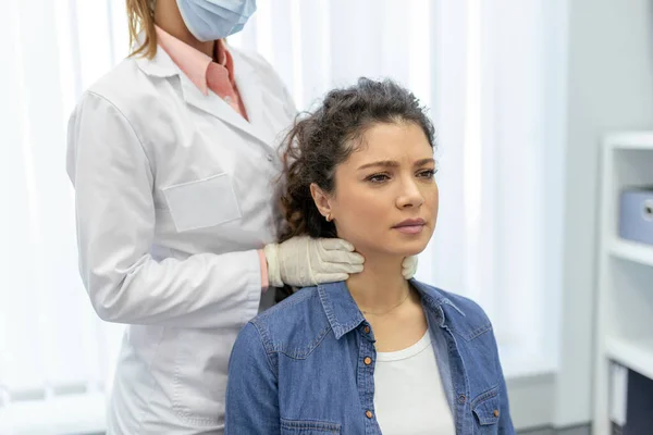 Endokrinolog Klinikte Genç Bir Kadının Boğazını Inceliyor Tiroid Bezi Testi — Stok fotoğraf