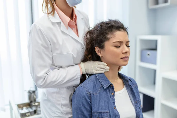 Tiroid Bezi Testi Olan Kadınlar Endokrinoloji Hormonlar Tedavi Boğaz Iltihabı — Stok fotoğraf