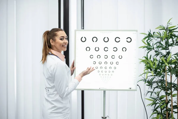 Profesyonel Bayan Gözlükçü Göz Grafiğini Gösteriyor Tam Zamanında Görme Tanısı — Stok fotoğraf