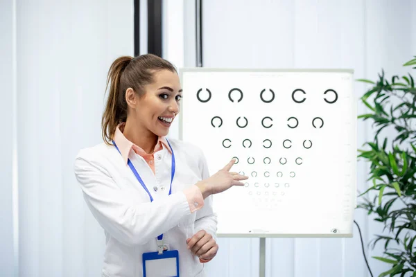 Optician Fêmea Profissional Que Aponta Para Gráfico Olho Diagnóstico Oportuno — Fotografia de Stock