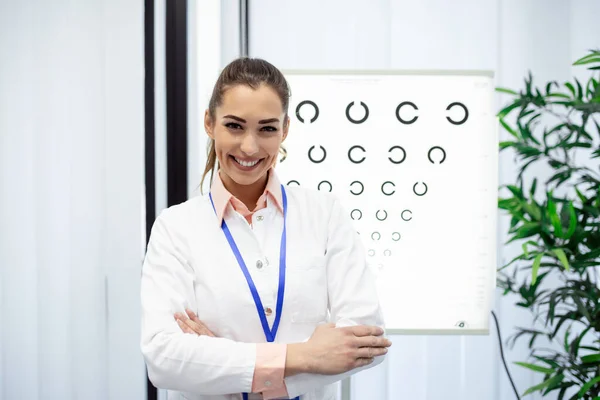 Närbild Kvinnliga Ögonläkare Testa Patienten Med Bokstäver Särskild Styrelse Kopiera — Stockfoto