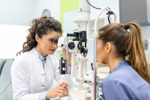 Ögonläkare Med Kvinnlig Patient Undersökning Modern Klinik Oftalmolog Använder Speciell — Stockfoto