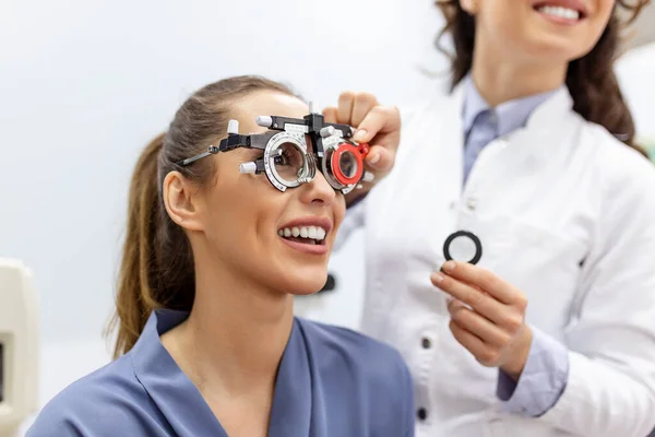 Ophtalmologiste Examinant Une Femme Avec Cadre Essai Optométriste Patiente Pour — Photo