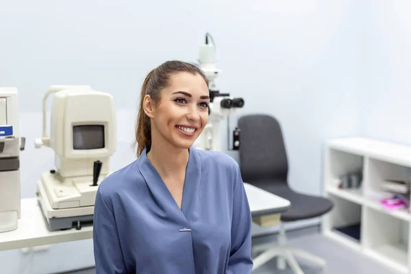 Οφθαλμίατρος Γυναίκα Ασθενή Κατά Διάρκεια Εξέτασης Στη Σύγχρονη Κλινική Οφθαλμίατρος — Φωτογραφία Αρχείου