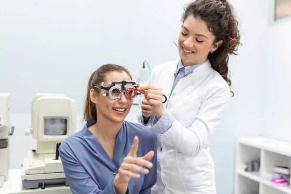 Оптометристы Меняют Линзы Пробной Рамке Изучить Зрение Молодой Женщины Пациентки — стоковое фото