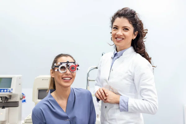 Optometrister Byter Linser Försöksramen För Att Undersöka Synen Ung Kvinna — Stockfoto