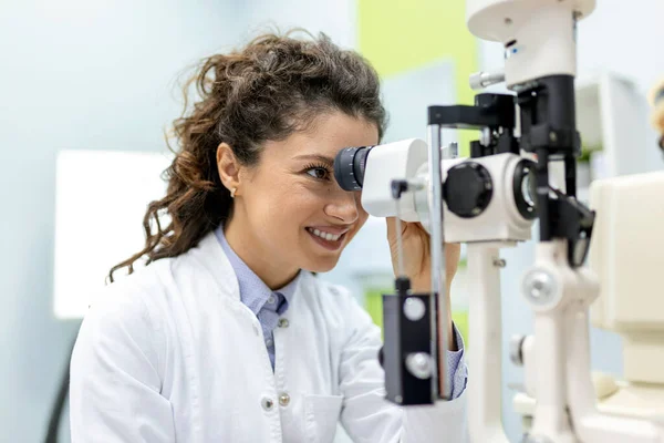 現代のクリニックでの検査中に女性患者と目の医者 眼科医は眼の健康のための特別な医療機器を使用しています — ストック写真