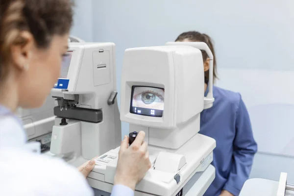Modern Klinikte Özel Optik Cihazlarla Gözleri Test Eden Bir Doktor — Stok fotoğraf
