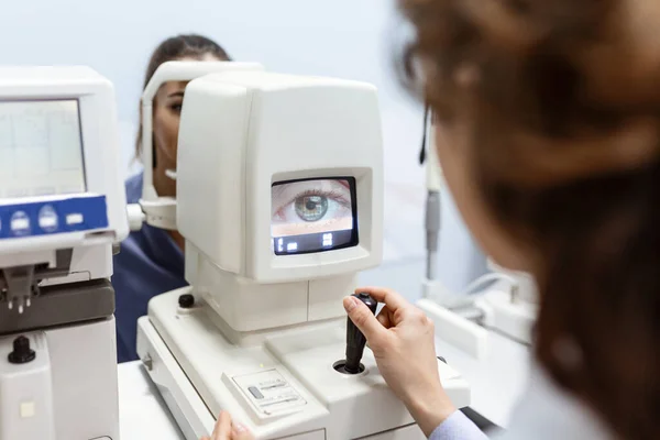 現代のクリニックで特別な光学装置で目のための医師テスト 眼科診療室でデジタル顕微鏡を用いて患者の目を検査する眼科医 — ストック写真