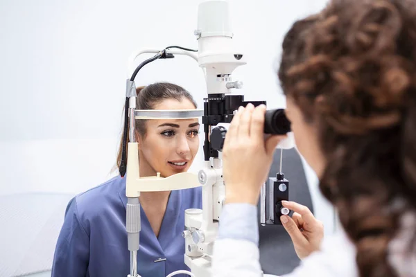 Médecin Ophtalmologiste Femelle Vérifie Vision Oculaire Jeune Femme Attrayante Dans — Photo