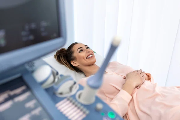 Ultrason Tarama Yaparken Mutlu Hamile Kadın Ziyaret Kadın Doktor Hamile — Stok fotoğraf