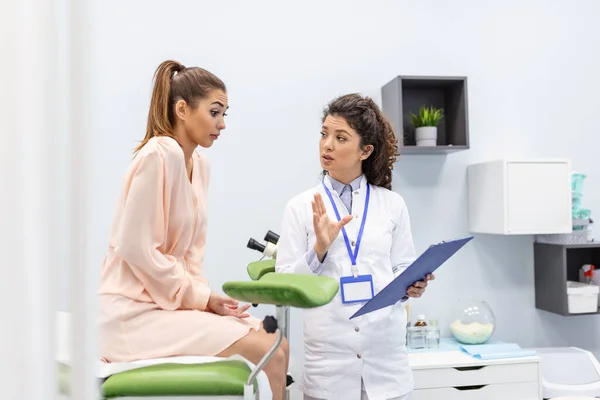 婦人科医は婦人科の椅子に座っている患者によって検査される 婦人科医による検査 女性の健康コンセプト — ストック写真