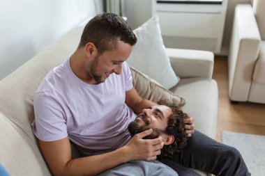 Birbirine aşık iki genç lgbtq eşcinsel çifti. Birbirlerine sarılıyorlar. Şehvetli, duygusal bir anın tadını çıkarıyorlar.