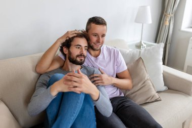 Birbirine aşık iki genç lgbtq eşcinsel çifti. Birbirlerine sarılıyorlar. Şehvetli, duygusal bir anın tadını çıkarıyorlar.