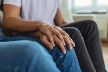 Carefree Gay Çiftin Ev İçinde Portresi. Mutlu eşcinsel çift el ele tutuşarak vakit geçiriyor.