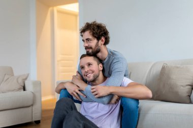 Carefree Gay Çiftin Ev İçinde Portresi. Mutlu eşcinsel çift birlikte vakit geçiriyor.