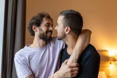 Carefree Gay Çiftin Ev İçinde Portresi. Mutlu eşcinsel çift birlikte vakit geçiriyor.
