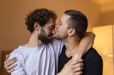 Birbirine aşık iki genç lgbtq eşcinsel çifti. Birbirlerine sarılıyorlar. Şehvetli, duygusal bir anın tadını çıkarıyorlar.