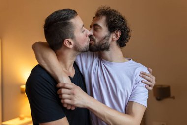 Carefree Gay Çiftin Ev İçinde Portresi. Mutlu eşcinsel çift birlikte vakit geçiriyor.