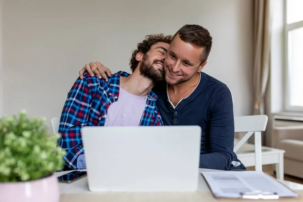 Mooi Gay Paar Lachen Samen Terwijl Zitten Hun Woonkamer Thuis — Stockfoto