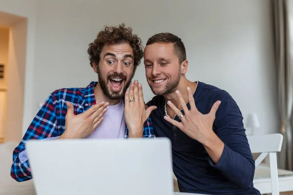 Gay Liefhebbers Video Bellen Hun Vrienden Kondigen Verloving Twee Jonge — Stockfoto