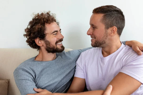 Twee Jongeman Lgbtq Gay Paar Dating Liefde Knuffelen Genieten Intieme — Stockfoto