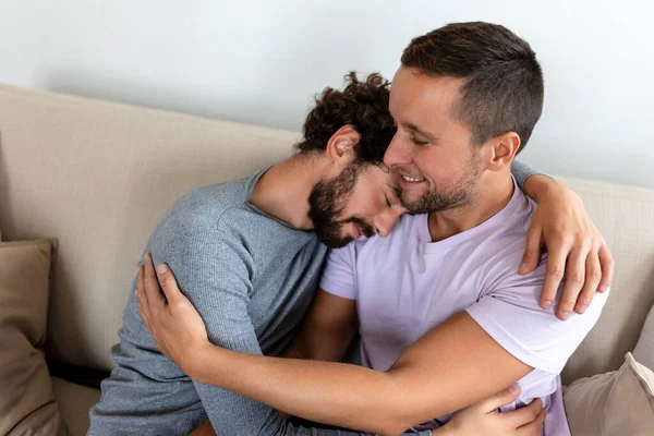 可爱的同性恋夫妇坐在自家客厅里接吻 两个浪漫的年轻男性恋人在屋里玩得很开心 年轻的同性恋夫妇住在一起 — 图库照片