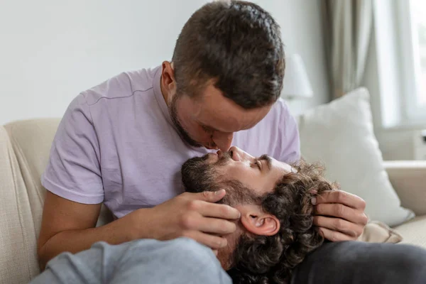 Evlerinde Otururken Öpüşen Sevimli Eşcinsel Çift Romantik Erkek Aşık Içeride — Stok fotoğraf