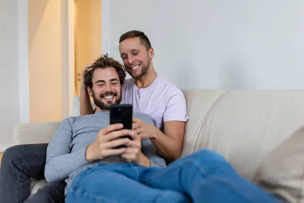Söta Unga Homosexuella Par Video Ringer Sina Vänner Deras Vardagsrum — Stockfoto