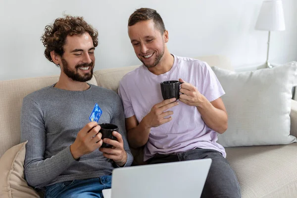Vrolijk Jong Homo Paar Glimlachen Vrolijk Tijdens Het Winkelen Online — Stockfoto