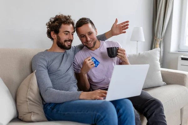 Vrolijk Jong Homo Paar Glimlachen Vrolijk Tijdens Het Winkelen Online — Stockfoto