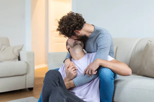 Adorável Casal Gay Beijando Enquanto Sentado Sua Sala Estar Casa — Fotografia de Stock