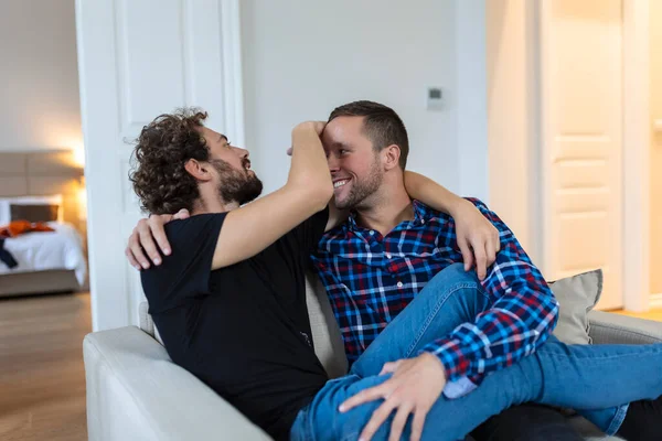 Knap Homostel Dat Samen Bed Ligt Romantisch Jong Gay Paar — Stockfoto