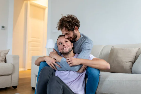 Loving Dezelfde Geslacht Man Gay Paar Liggend Sofa Thuis Ontspannen — Stockfoto