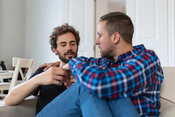 Neşeli Genç Eşcinsel Çift Birlikte Oturuyor Sevecen Erkek Aşık Birbirlerini — Stok fotoğraf