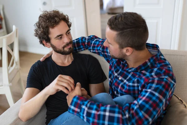 Aynı Cinsiyetten Eşcinsel Çifti Seviyorlar Evdeki Koltukta Uzanıyorlar Sarılıyorlar — Stok fotoğraf