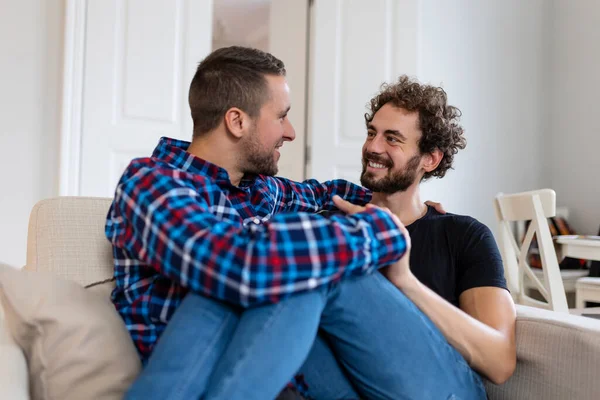 Loving Dezelfde Geslacht Man Gay Paar Liggend Sofa Thuis Ontspannen — Stockfoto