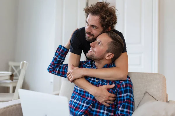 Mooi Gay Paar Lachen Samen Terwijl Zitten Hun Woonkamer Thuis — Stockfoto