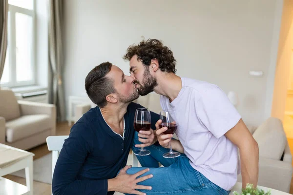 Lgbtq 껴안고 집안에서 와인을 먹는다 로맨틱 거실에 서로를바라보고 있습니다 가집에서 — 스톡 사진