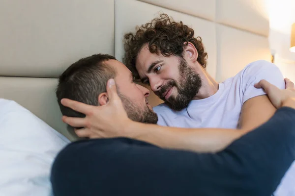 Bonito Casal Gay Deitado Cama Juntos Romântico Jovem Casal Gay — Fotografia de Stock