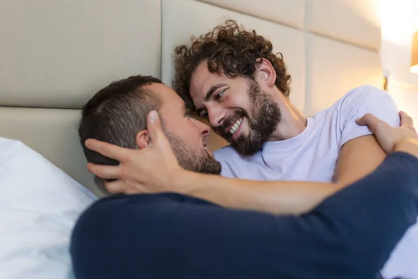 Szczęśliwy Gej Para Mając Przetargu Chwile Sypialnia Homoseksualny Miłość Związek — Zdjęcie stockowe