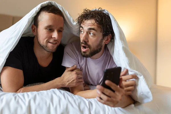 Mutlu Eşcinsel Çift Yatak Odasında Hassas Anlar Yaşıyor Homoseksüel Aşk — Stok fotoğraf
