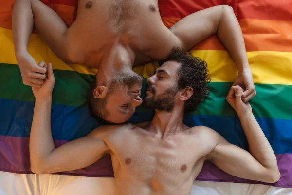 Kärleksfull Ung Homosexuell Man Kysser Sin Älskare Sängen Två Unga — Stockfoto