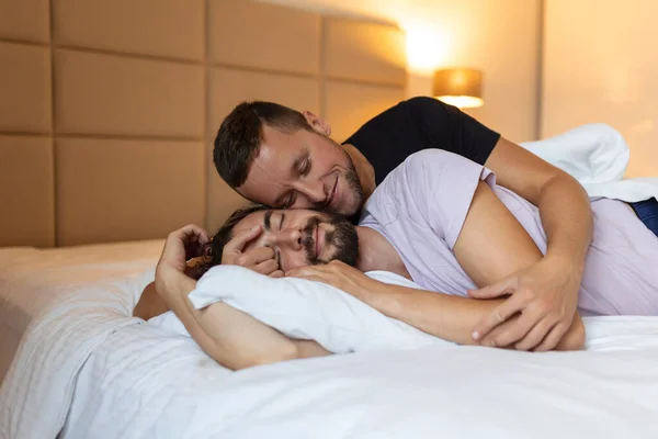 Coppia Gay Che Abbraccia Occhi Chiusi Due Giovani Amanti Maschi — Foto Stock