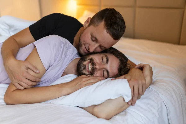 Pareja Gay Abrazándose Con Los Ojos Cerrados Dos Jóvenes Amantes — Foto de Stock