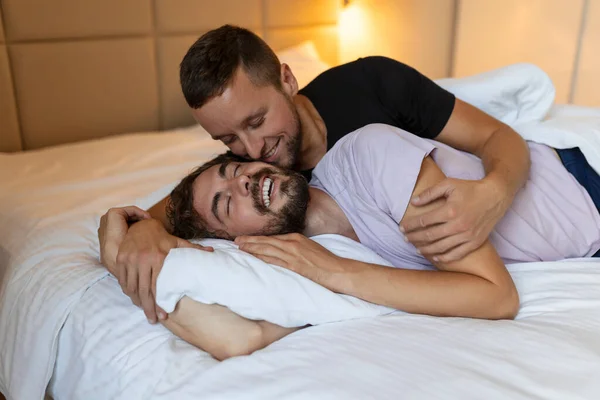 Gay Casal Abraçando Cada Outros Com Seus Olhos Fechados Dois — Fotografia de Stock