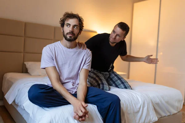 Hüsrana Uğramış Üzgün Erkek Arkadaş Yatakta Oturup Ilişki Sorunlarını Düşün — Stok fotoğraf
