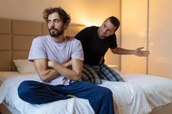 Genç Gay Lgbtq Çifti Ilişki Sorunları Yaşıyor Evde Tartışıyorlar — Stok fotoğraf